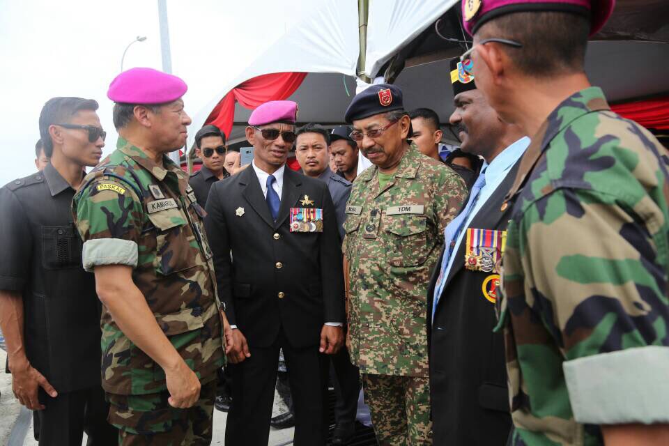 tldm_rasmi's tweet photo. TS @mykamarul dan KM Sabah @MusaHjAman sempat beramah mesra bersama Veteran ATM.
#NavyUpdate
#NavyPeople
#NadiNegaraku https://t.co/gWKwTDHg2K