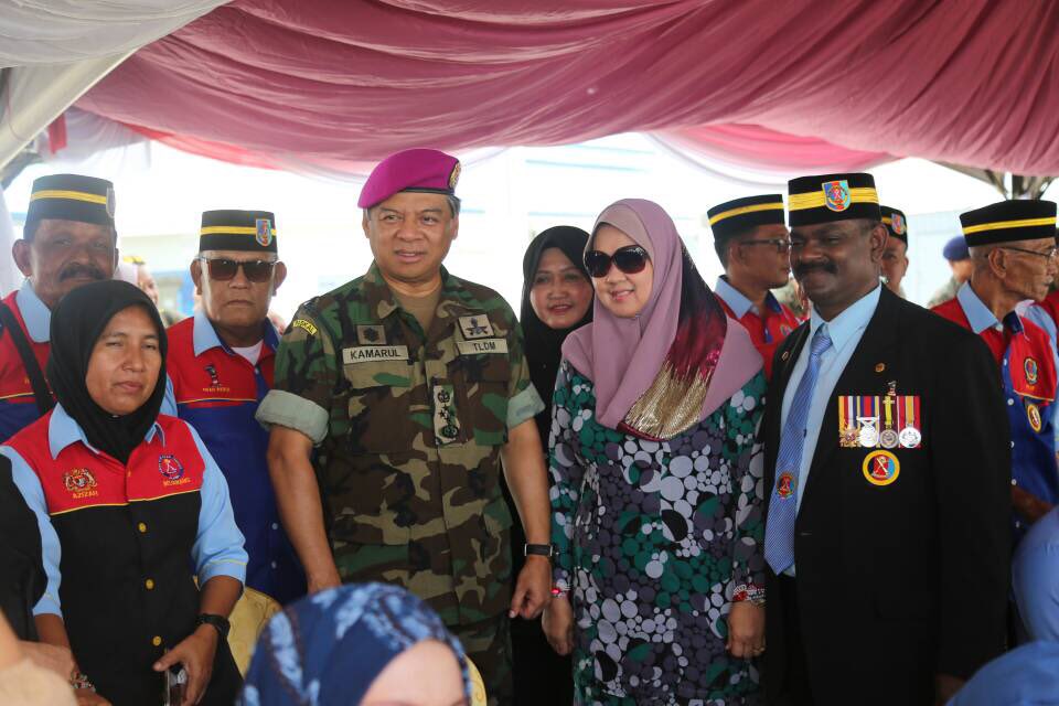 tldm_rasmi's tweet photo. TS @mykamarul dan KM Sabah @MusaHjAman sempat beramah mesra bersama Veteran ATM.
#NavyUpdate
#NavyPeople
#NadiNegaraku https://t.co/gWKwTDHg2K