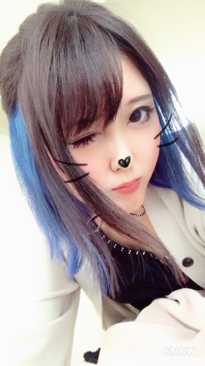 ストロベリーロックス 赤羽カラー専門店 冬仕様で赤入れますか コレはグラデーションではなくてトップの一部分だけを緑にしていて下ろすと２色に見えるようにしてます