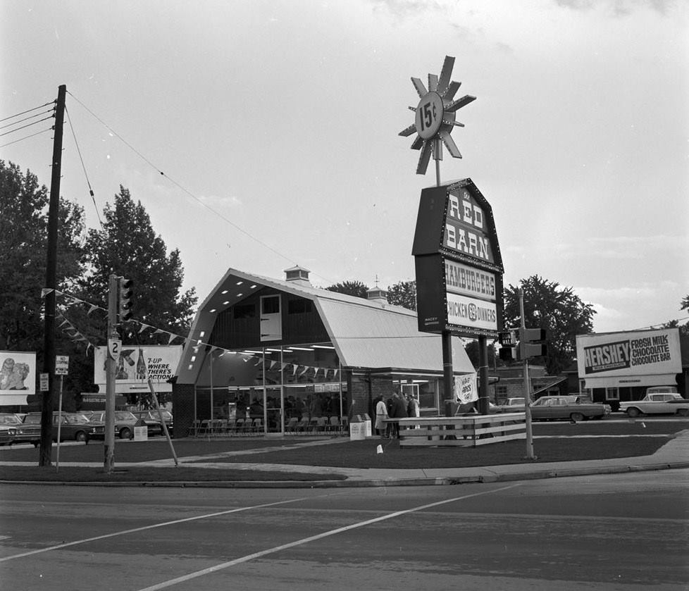 VintageLondonOn's tweet image. The 1st Red Barn restaurant in London was located at the SE corner of Dundas and Egerton sts #ldnont Sept 1, 1965 Source: @westernulibsARC