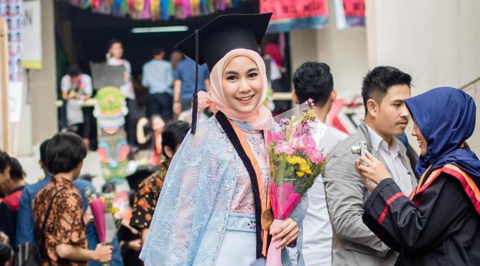 liputan6dotcom's tweet photo. Selamat, Anisa Rahma Resmi Jadi Sarjana Arsitek https://t.co/JG4s1PTIl3 https://t.co/00HiPYrnxn