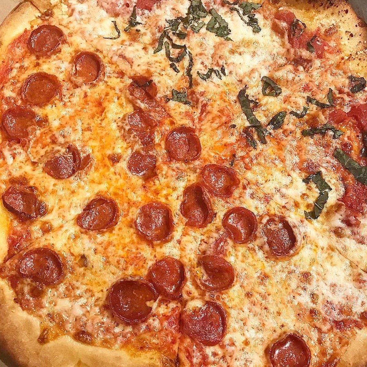 #MondayNightFootball ✔️, #TPiePizzaJoint half n half ✔️ Essentials for funning.
