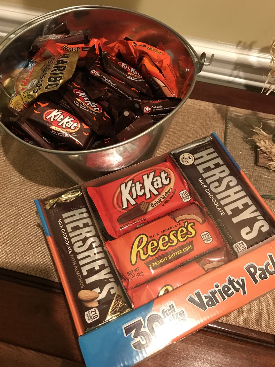 LBfindmystrong's tweet photo. We will be *that house* this Halloween and I can’t wait 🤣 #fullsizedcandybars @maxwellbennett https://t.co/pW38IdMZ4E