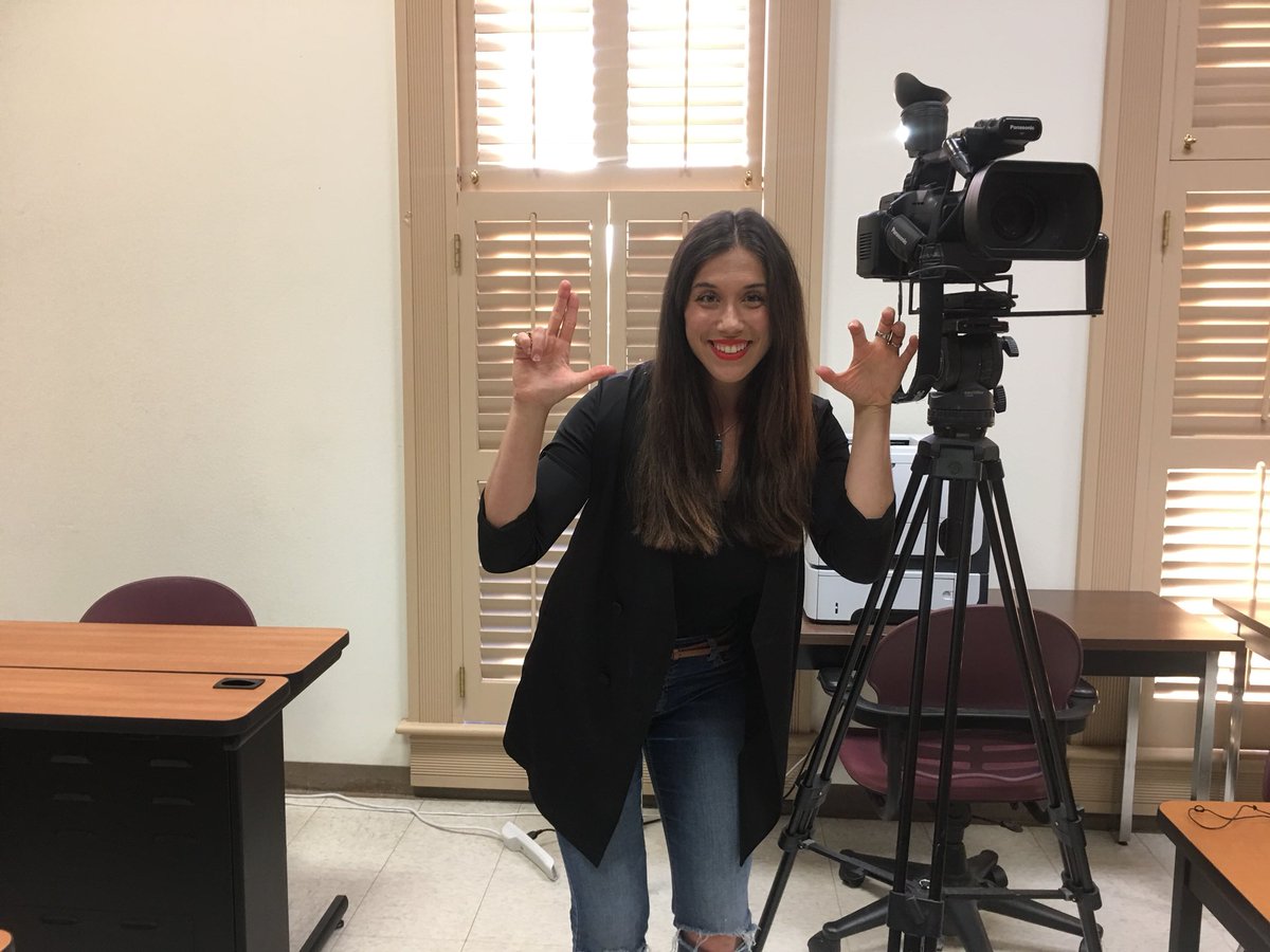 Naomigee109's tweet photo. Spectrum News Reporter &amp; #TXST alum, @KatReportsTX shares her experience with Mass Comm students #sjmcsocial #MCWeek17 #eatemupcats https://t.co/uUJw5SvvIl