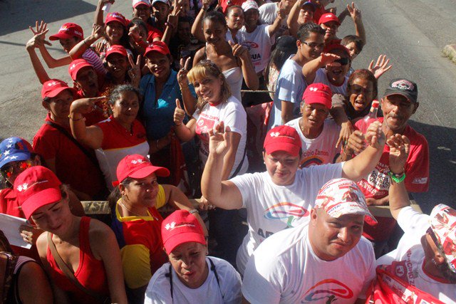 cuentanueva2018's tweet photo. #VenezuelaAmaneceVictoriosa || #EnFotos Pueblo de #Zamora celebró triunfo de @RMarcoTorres quien fue electo nuevo Gobernador de #Aragua https://t.co/23hgP6f8y7