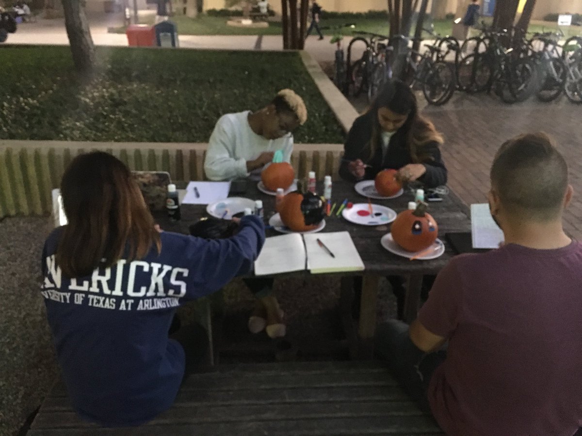 MadalynACooper's tweet photo. Pitching and planning story ideas while doing some spooky pumpkin decorating. #tistheseason #lifedesk @UTAShorthorn https://t.co/PaAbKd7N05