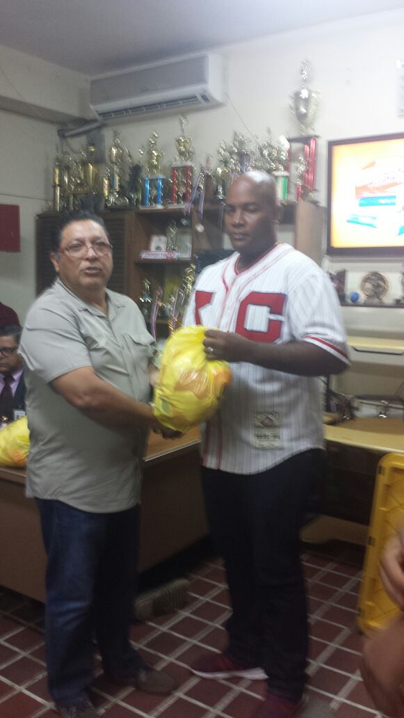 Mayor 3er Jefe <a href="/Pirry262M/">Ricardo De León Marc</a> hace entrega de uniformes al equipo de Basquetbol ZR Panamá Metro. Copa Crnl. Jaime Villar. <a href="/bomberoscolon/">bomberoscolon</a>