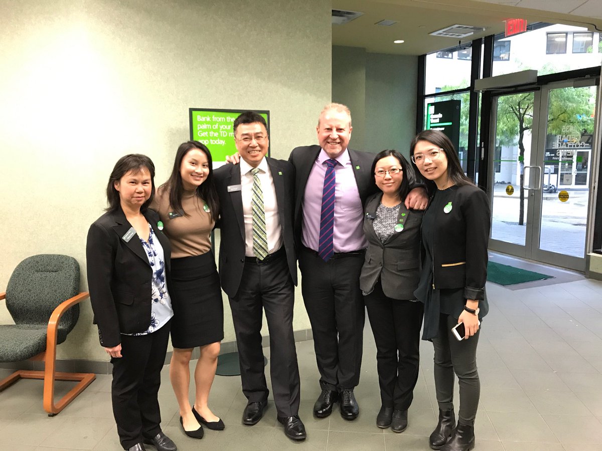AndrewP_YNWA's tweet photo. In King Edward Village Br w/ @shao_chow & his energetic team. Thanks 4 all that you do #Legendary ✅ @JuliaKelly_TD https://t.co/XfxyUm0xZN