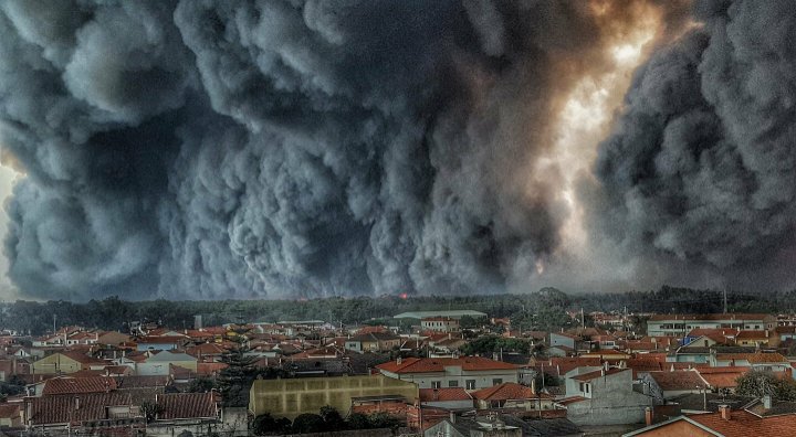 cisco_fran_'s tweet photo. La belleza no conoce conceptos de "bueno" o "malo". Foto de la devastación de Galicia sacada desde Portugal. 
#ArdeGalicia #QuemanAsturias https://t.co/NfTY9ksY7a