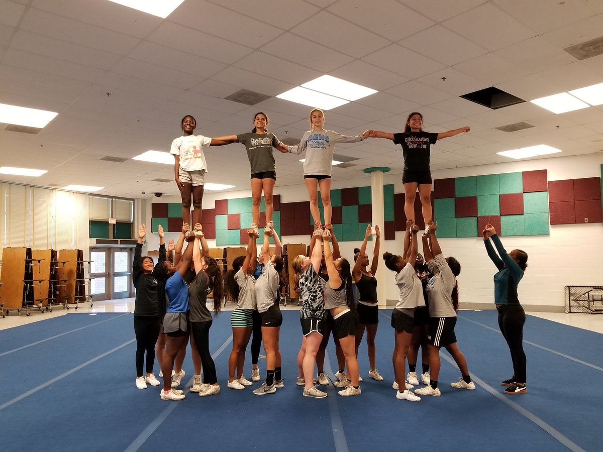 MCPScheer's tweet photo. Introducing the Varsity Cheerleaders of Einstein! #theroadtostates #herecomesmoco @aehscheer @AEHSAthletics https://t.co/UNtUVU9l0h