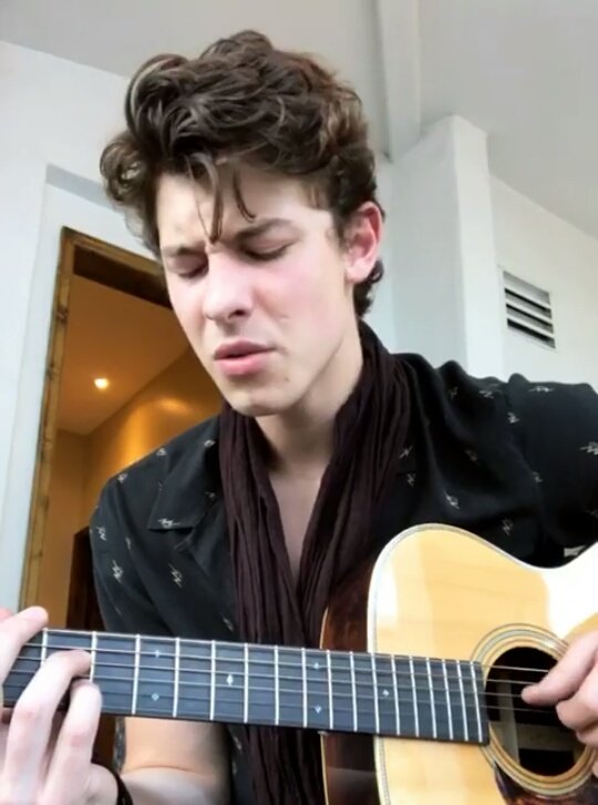 shawn_m_army_'s tweet image. SHAWN CON SU GUITARRA Y SU MELODIOSO VOZ. ME HACEN EL DÍA HERMOSO.  #EMABiggestFansShawnMendes