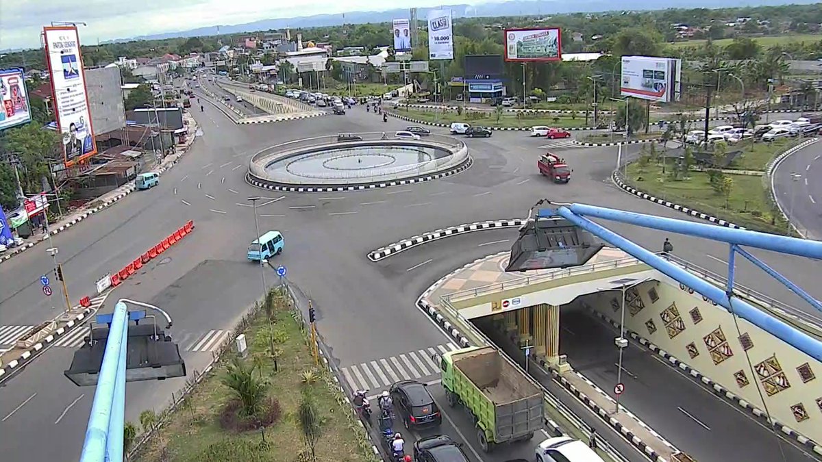 09:11. Simpang Mandai terpantau kondusif tanpa antrean kendaraan. Jgn lupa berdoa sblm go, selamat smp tujuan! #CCTVDiskominfoMKS *er