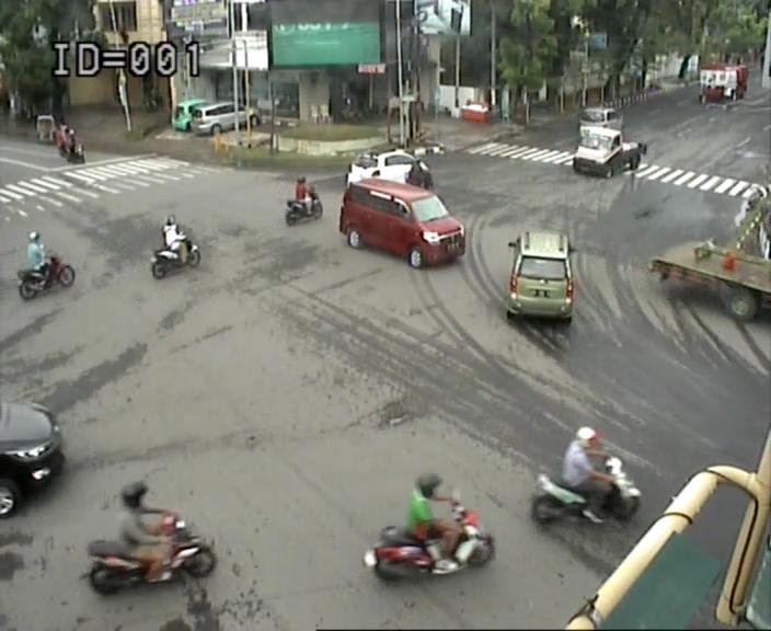09.31 Arus Jl.Ariefrate-Haji Bau Terpantau Ramai Lancar. Budidayakan berhenti sebelum zebra om dan tante.#CCTVDiskominfoMKS S.A
