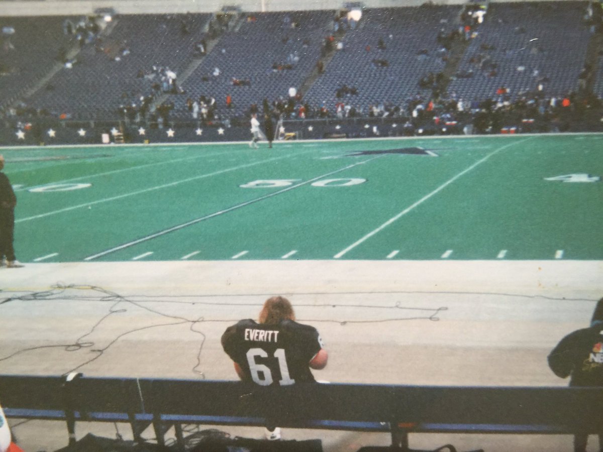 SteveEveritt51's tweet photo. Getting my head right b4 we kicked the sh%t out of the Cowboys in Dallas on MNF in '94 @Browns were 11-4 & splitting wigs! #GoodOldeDaze https://t.co/ajbLYaf54s