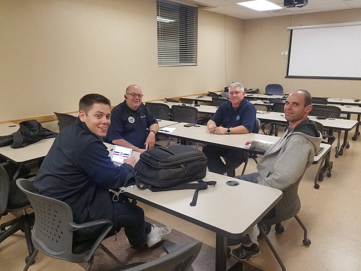 authenticmoi's tweet image. Look! @CapCityCAP pilots sharing space with the @155thSquadCAP #Teamwork