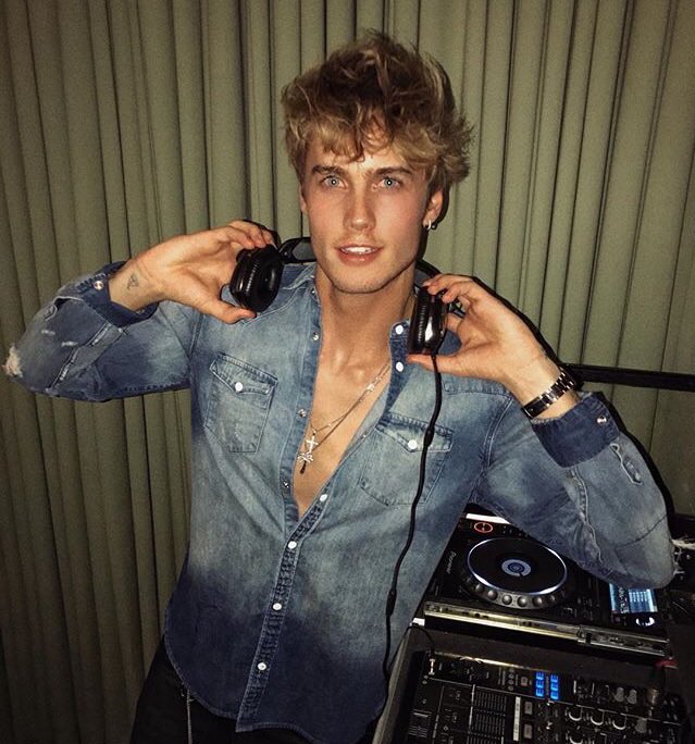 HOMEBOYFRED's tweet photo. ohhhh TWO new couples huh? And another one clearly on the way 👀 it’s time to dedicate one song to this moment in time https://t.co/TihtOOCGQW
