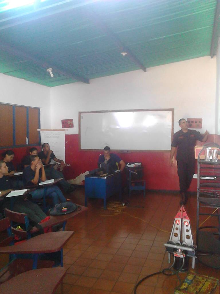 Personal de <a href="/rescatecbm/">Division Rescate</a> impartiendo clases de rescate vehicular a <a href="/bomberoscolon/">bomberoscolon</a>