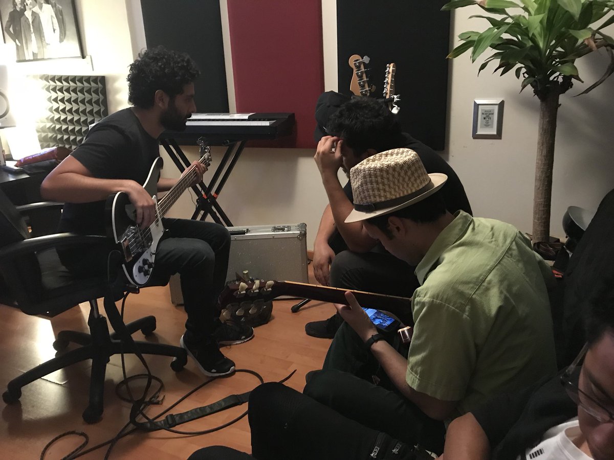 Seguimos trabajando en el primer Sencillo!!! 🎸🎼