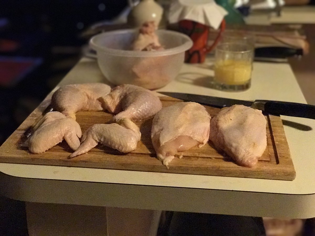 SwiftOrtizNYC's tweet photo. @GordonRamsay helped me break down a chicken (via @YouTube)... Came out nice, I think! 👍🏽🍗🔪 #MasterChefWannabe #MasterChef #HellsKitchen what do you think, @ChulitaOrtiz_? https://t.co/3AEY1LX9yY