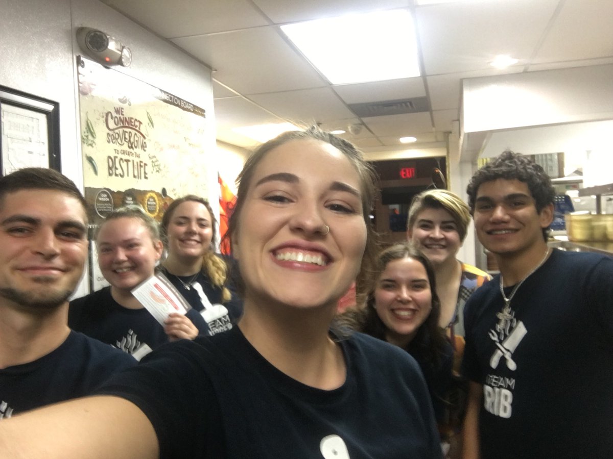 Ashbynum's tweet photo. #chilisbamhouston killing it with 1 degree behaviors #myteammembersarebetterthanyours @kwilliamson77 @sasha8685 https://t.co/pIpZPynkdF