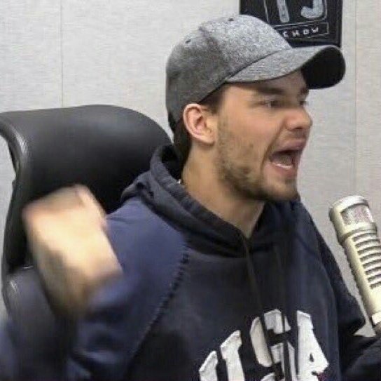 rubyjanesbangs's tweet photo. VOTE RIGHT NOOOOWWWWWWW
#ARIASHARRYSTYLES https://t.co/X1ZXMpVHmb