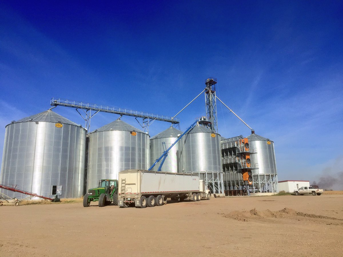 danbonk1's tweet photo. First load of corn from #harvest17 unloaded, and start of Empire Corn Co drying and handling company. @PDIDDY64267999 https://t.co/TLU2X0w3bA