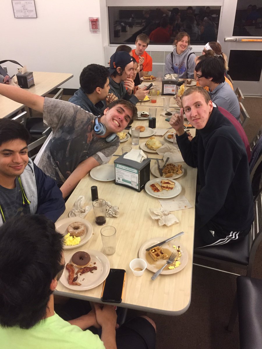 IlliniRidgeback's tweet photo. Group dinner with the Illini Ridgebacks! https://t.co/CnBMN4Xogu