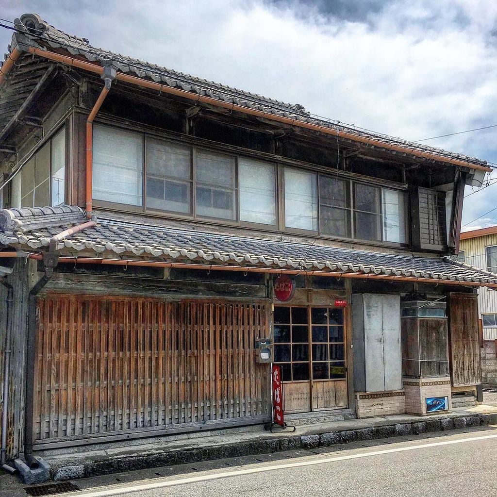 co_checkmate's tweet photo. 赤坂宿の元煙草屋さん
#元煙草屋さん #元たばこ屋さん #元タバコ屋 #仕舞屋 #赤坂宿 #中山道赤坂宿 #旧街道の風景 #大垣市 #美濃赤坂 #風景 #oldhouse #oldbuilding #nakasendo #oga… https://t.co/Zd6ZYEB0Rr https://t.co/9bqGxODoDO