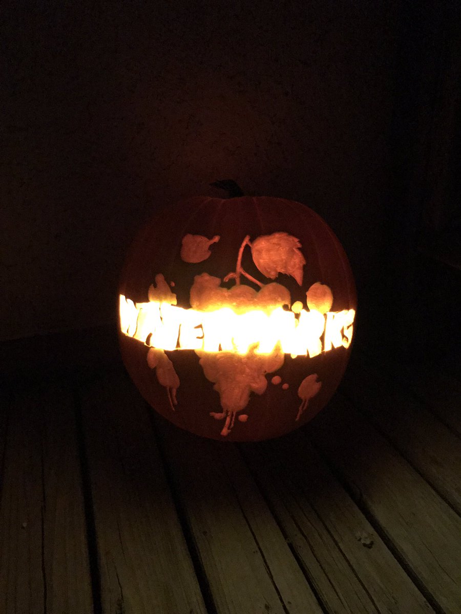 yyotes's tweet photo. please appreciate my shitty pumpkin i spent way too much time on it https://t.co/KnhN2i7REr