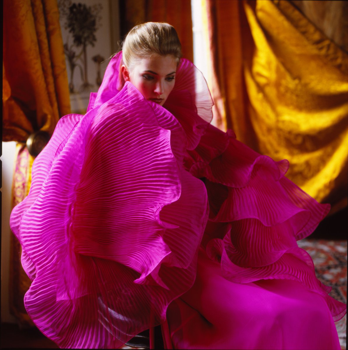 みやざきアートセンター ファッションデザイナー鳥丸軍雪展 いよいよ22日 日 まで なんと4回来場されたというリピーターの方も ここまで間近でドレスが見られる機会は貴重です 週末は混み合いますので お近くの方はぜひお早めにお越しになり ご