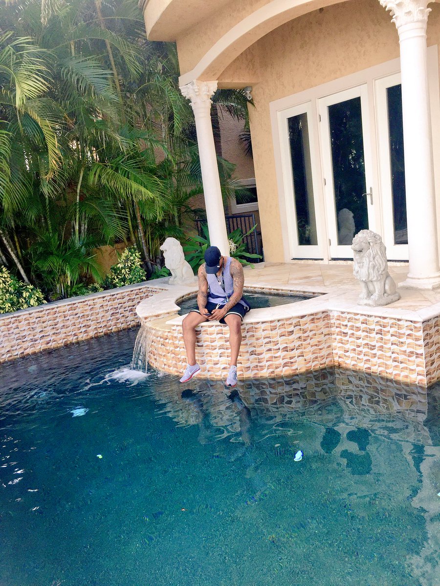 STR0's tweet photo. Just bought a new house. Dream house is now my real house. Crazy. Hard work pays off. New dreams activated! #HDMH https://t.co/ebthEgmSCG