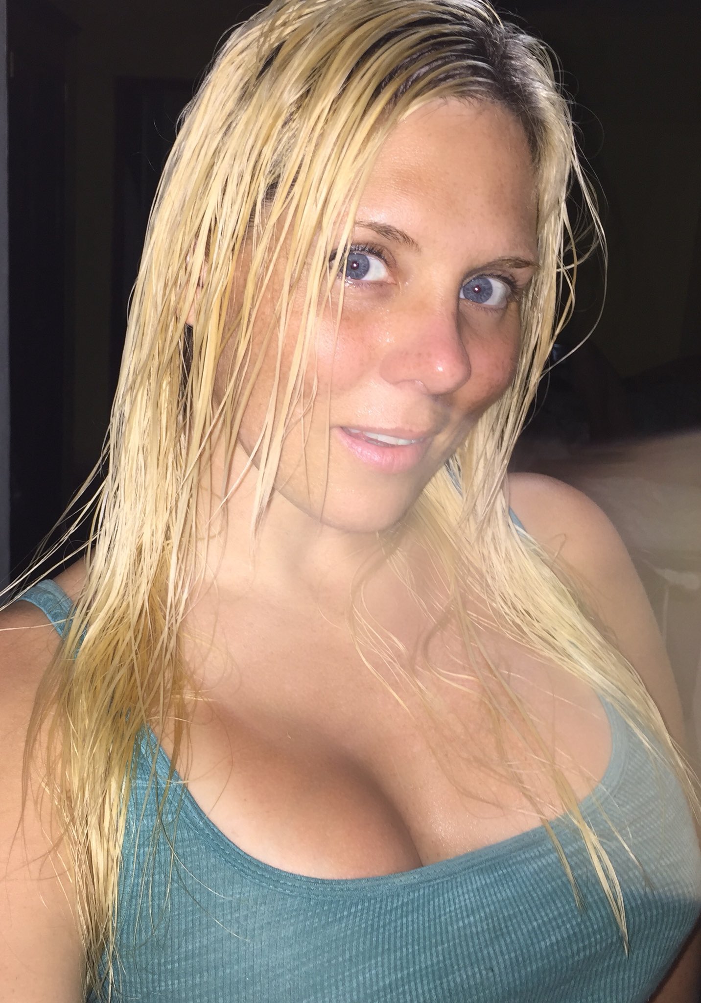 Been working on my tan (and my freckles apparently) in Cabo San Lucas :) au natural photo for y’all. Fresh out of the shower ;) https://t.co/U52QileQT3