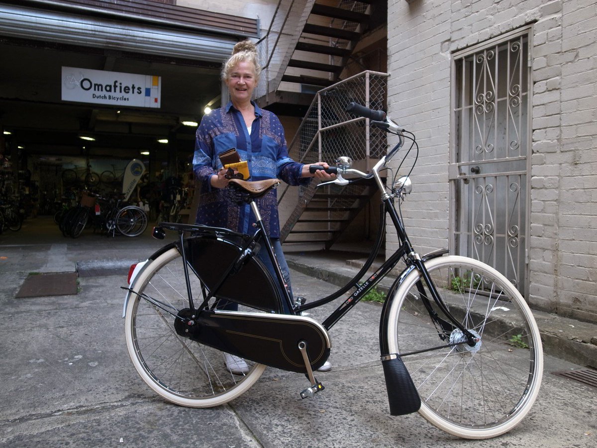 terugvallen doen alsof factor Omafiets Dutch Bikes on Twitter: "Marjan and her Gazelle Toer Populair, a  bike very similar to the ones she used to ride in Holland!  https://t.co/7DoFSQUTFt" / Twitter