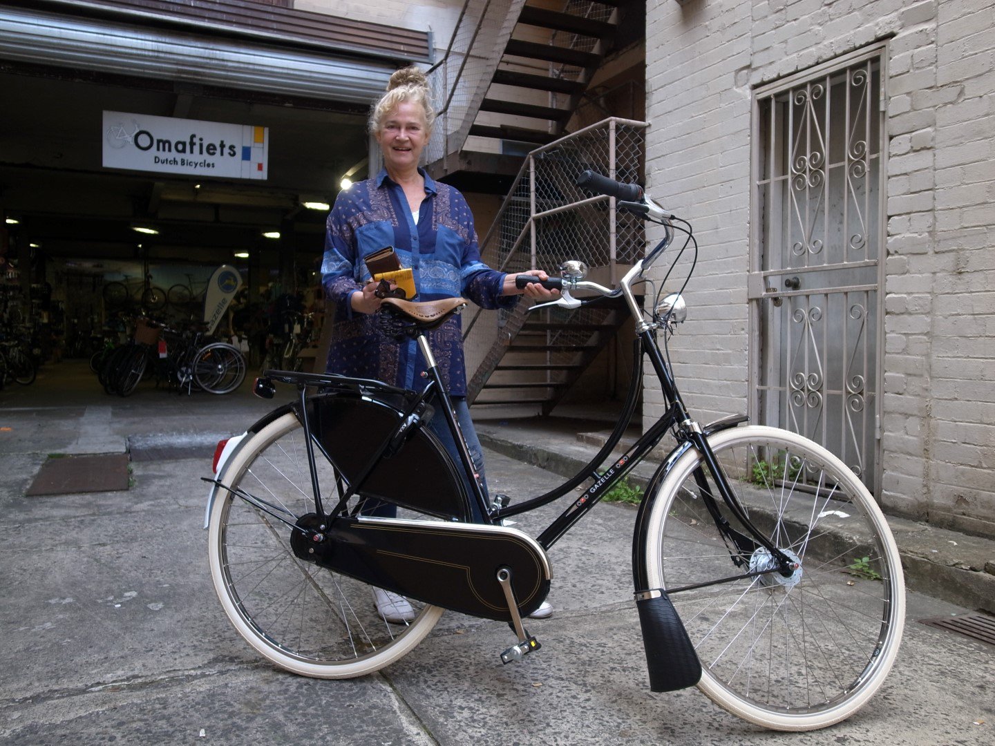 backup Snazzy Gedateerd Omafiets Dutch Bikes on Twitter: "Marjan and her Gazelle Toer Populair, a  bike very similar to the ones she used to ride in Holland!  https://t.co/7DoFSQUTFt" / Twitter