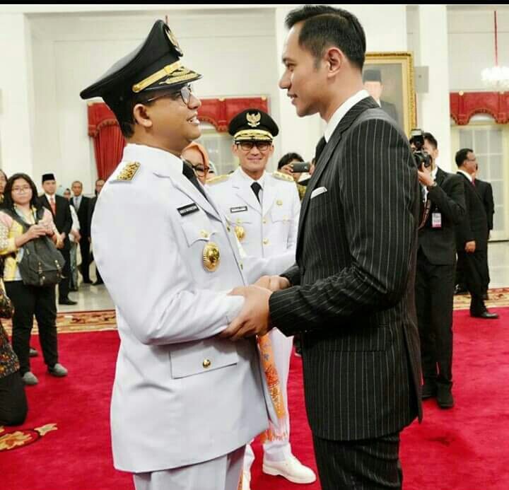 Yang kalah legowo menyalami yang menang. Budaya seperti ini mestinya ditradisikan. Agar kompetisi tidak terlalu "polarizing". Salut Mas AHY!