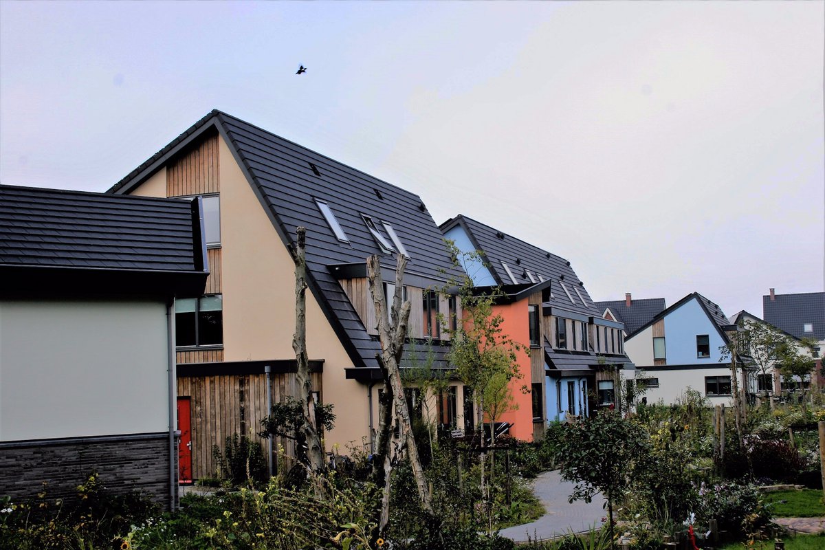 Strikolith's tweet photo. Deze kleurrijke @ecowijk is voorzien van het #Strikotherm gevelisolatiesysteem COMFORT en afgewerkt met #Pearlcoat. https://t.co/xzqkJBQVea https://t.co/JBtFpxwhOw