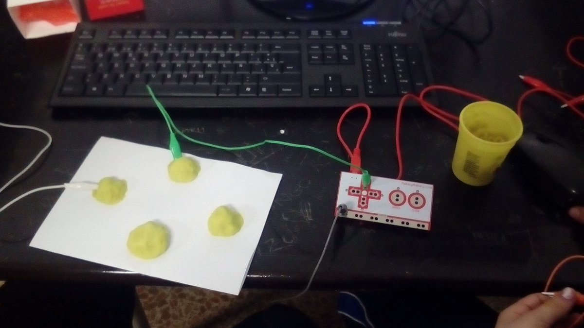 Crazyteachah's tweet photo. Mando para Súper Mario con plasti y Makey Makey #gijonsmartkids #europeancodeweek @milagrosagijon #makeymakey https://t.co/0SGE6lY4cn