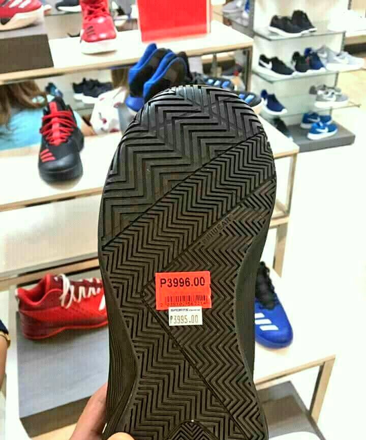 SD020221's tweet photo. Sabi nila abangan ko yung sale. 
Malaki daw ang matitipid pag sale 😢😧😭 https://t.co/KzPMtqow11