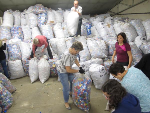centre_presse's tweet photo. 13  tonnes de #bouchons  sont chargés ce matin à #Poitiers. Le produit de leur vente servira à des actions pour les handicapés https://t.co/pTGPj4iYKL