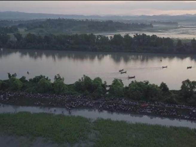 Corriere's tweet photo. Il drone riprende la fuga dei Rohingya verso il Bangladesh https://t.co/dJx85gf5Xt https://t.co/qpbwQQMNJ4
