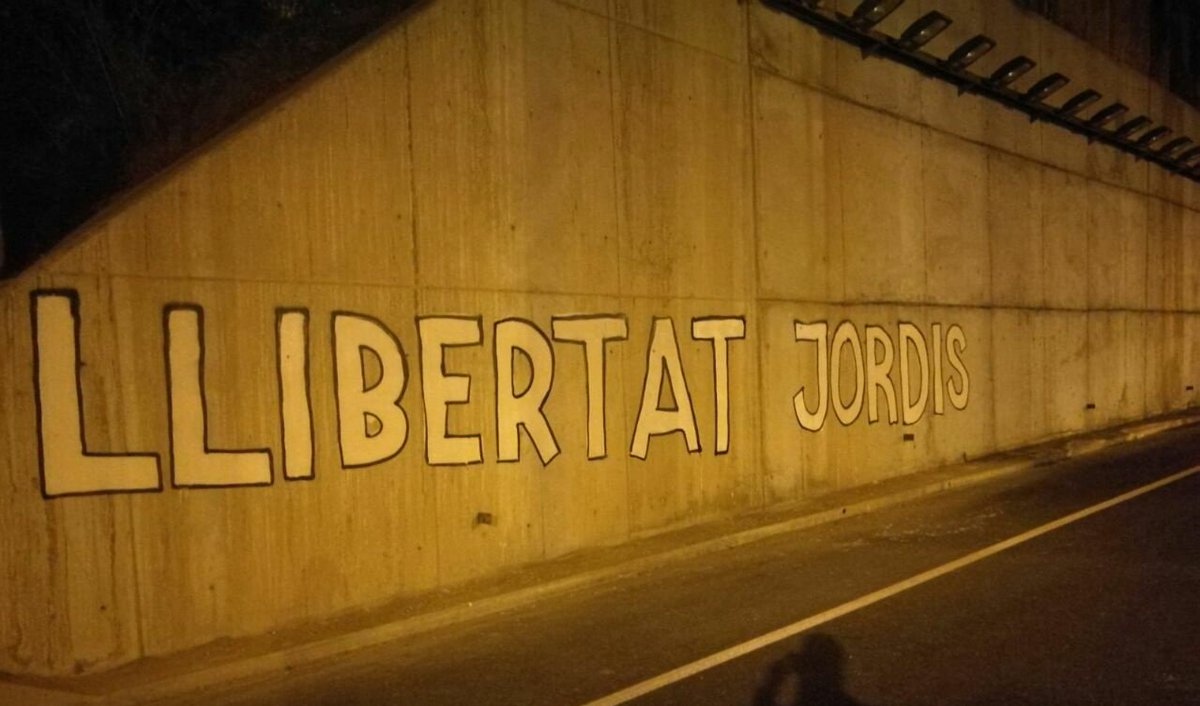 briga_gz's tweet photo. ↪Para os Països Catalans desde Galiza. Toda a força, todo o ânimo companheiras.
A repressom nom pode parar a todo um povo #LlibertatJordis ✊ https://t.co/9OrpsY4cqo