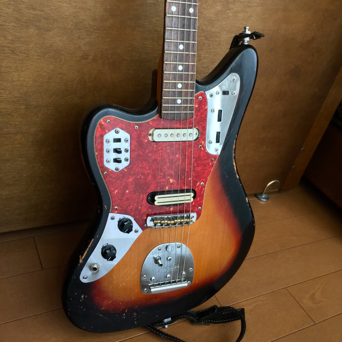 mabohiro's tweet photo. インスタで自分のレフティのジャガー（ジャパン）を自慢したらアメリカ人にオレも左利きだけどジャガーのレフティは存在するの？売ってるの？見たことないようなコメント貰った。しかし元々貴方の国のギターだから。しかもアメリカ人って左利き多いから沢山有るはず。 https://t.co/LByRstMbr1
