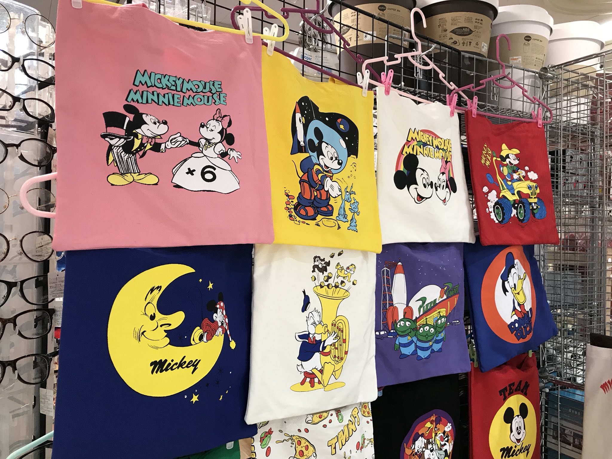 트위터의 ヴィレッジヴァンガード八王子オクトーレ 님 可愛いカラートートバック入荷しました 種類が多すぎて選びきれないくらいあります 値段も税込1080円とお手頃価格です ぜひお越しください ご来店お待ちしております トートバック