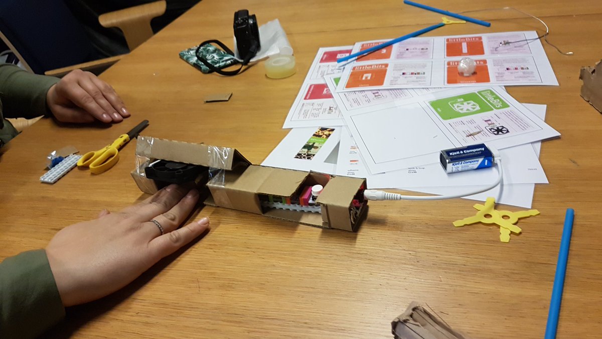 Maxton1's tweet photo. #AteaReturen #Makerdays   
Shitty Robot workshop #nail polish dryer https://t.co/mZE2KOP5HV