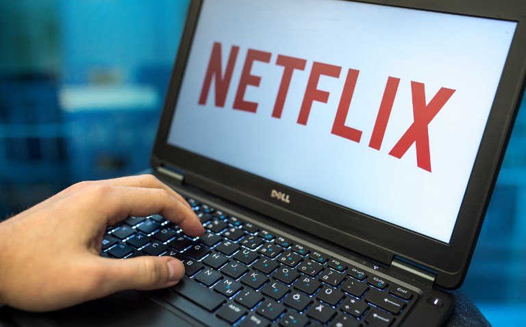Strategies's tweet photo. 🎬 #Netflix réussit son pari à l'international, avec plus de 80% de clients hors des États-Unis https://t.co/FRzb5OjML0 https://t.co/R9DBS76mge