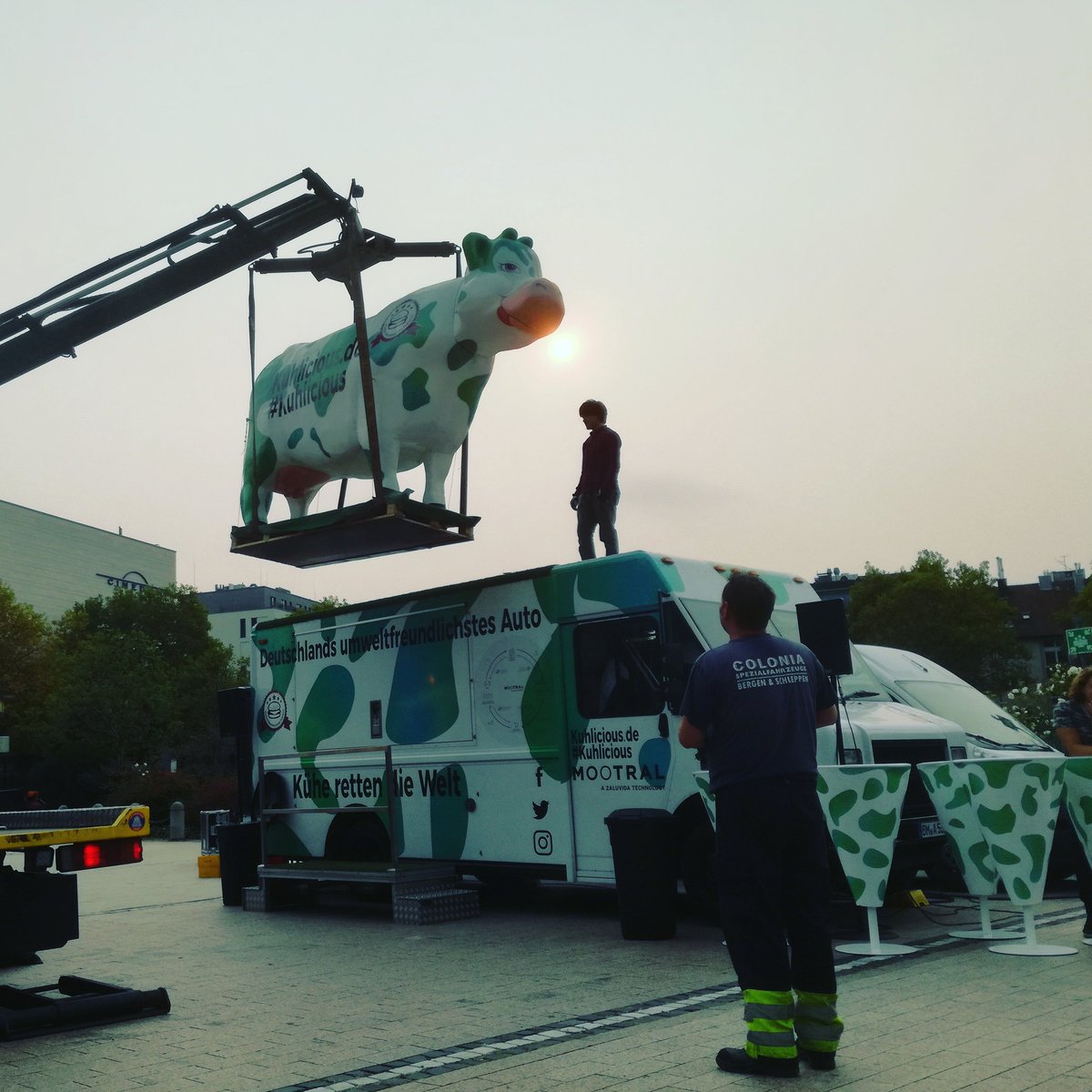Heute fliegt die Kuh in Richtung aufgehende Sonne im MediaPark. Ab 11 Uhr gibt's leckere gratis ClimateBurger von Mootral auf dem Platz.