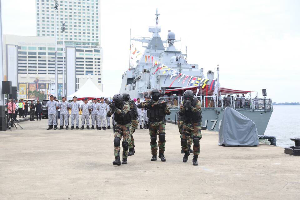tldm_rasmi's tweet photo. Anggota PASKAL menyerahkan Skrol Watikah kepada Ketua Menteri Sabah @MusaHjAman sebelum pengisytiharan perasmian.
#Keselamatan
#Kesiagaan https://t.co/7Jj1tUNIKV