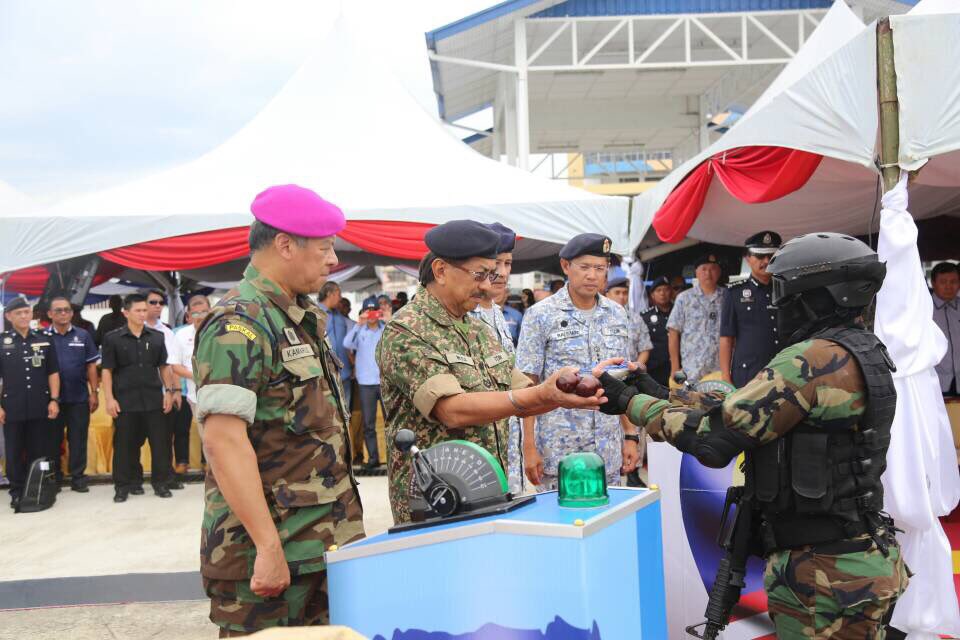 tldm_rasmi's tweet photo. Anggota PASKAL menyerahkan Skrol Watikah kepada Ketua Menteri Sabah @MusaHjAman sebelum pengisytiharan perasmian.
#Keselamatan
#Kesiagaan https://t.co/7Jj1tUNIKV