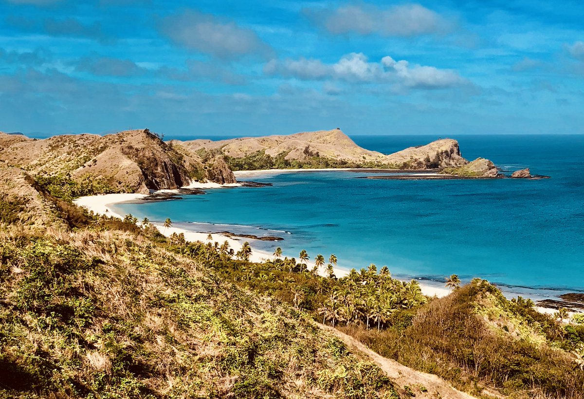 DenisBrogniart's tweet photo. Plaisir des yeux au réveil pour vous. Les amis mon point de vue préféré lors de mon footing hier sur les crêtes du paradis. Un délice. https://t.co/OPQGxCAr5R