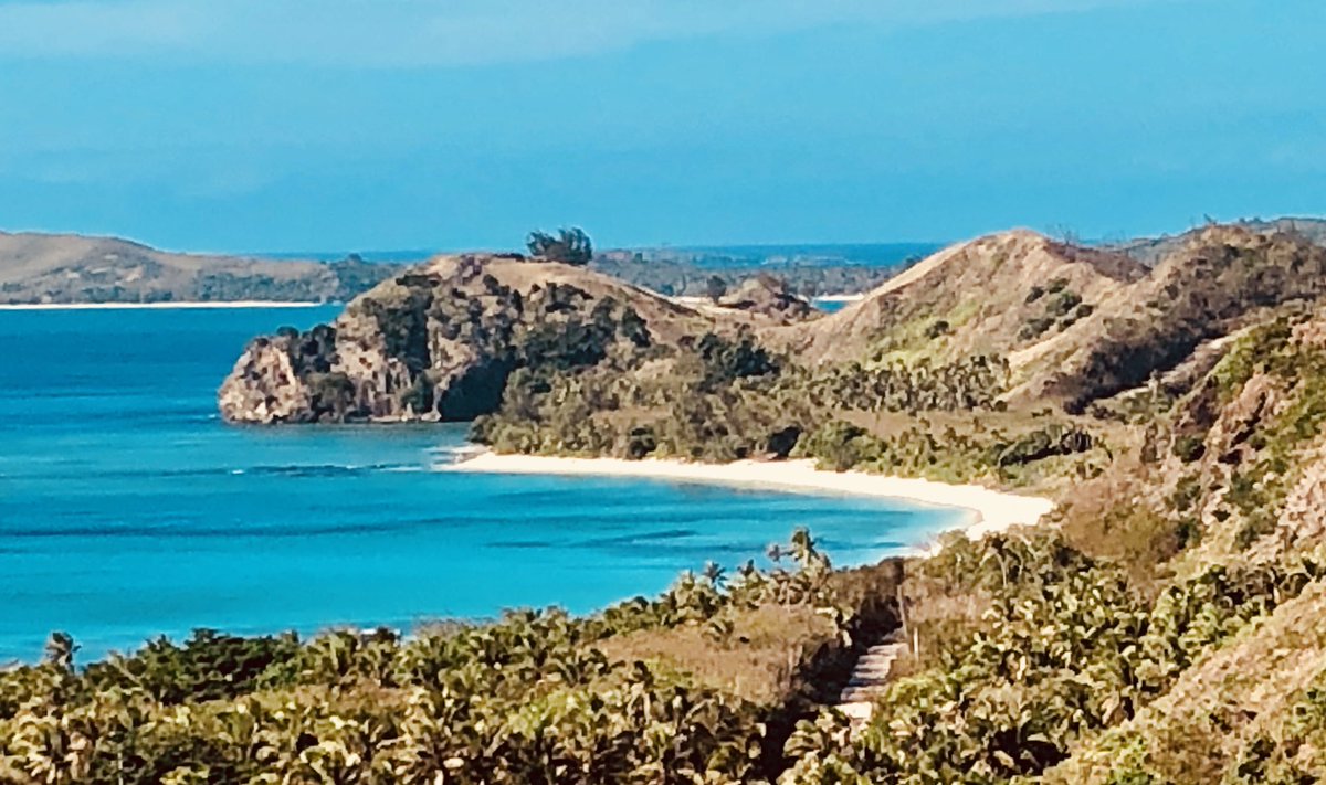 DenisBrogniart's tweet photo. Plaisir des yeux au réveil pour vous. Les amis mon point de vue préféré lors de mon footing hier sur les crêtes du paradis. Un délice. https://t.co/OPQGxCAr5R